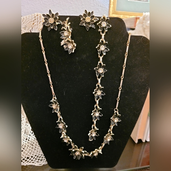 Beautiful Goldtone 5 piece Flower Set - Picture 2 of 4